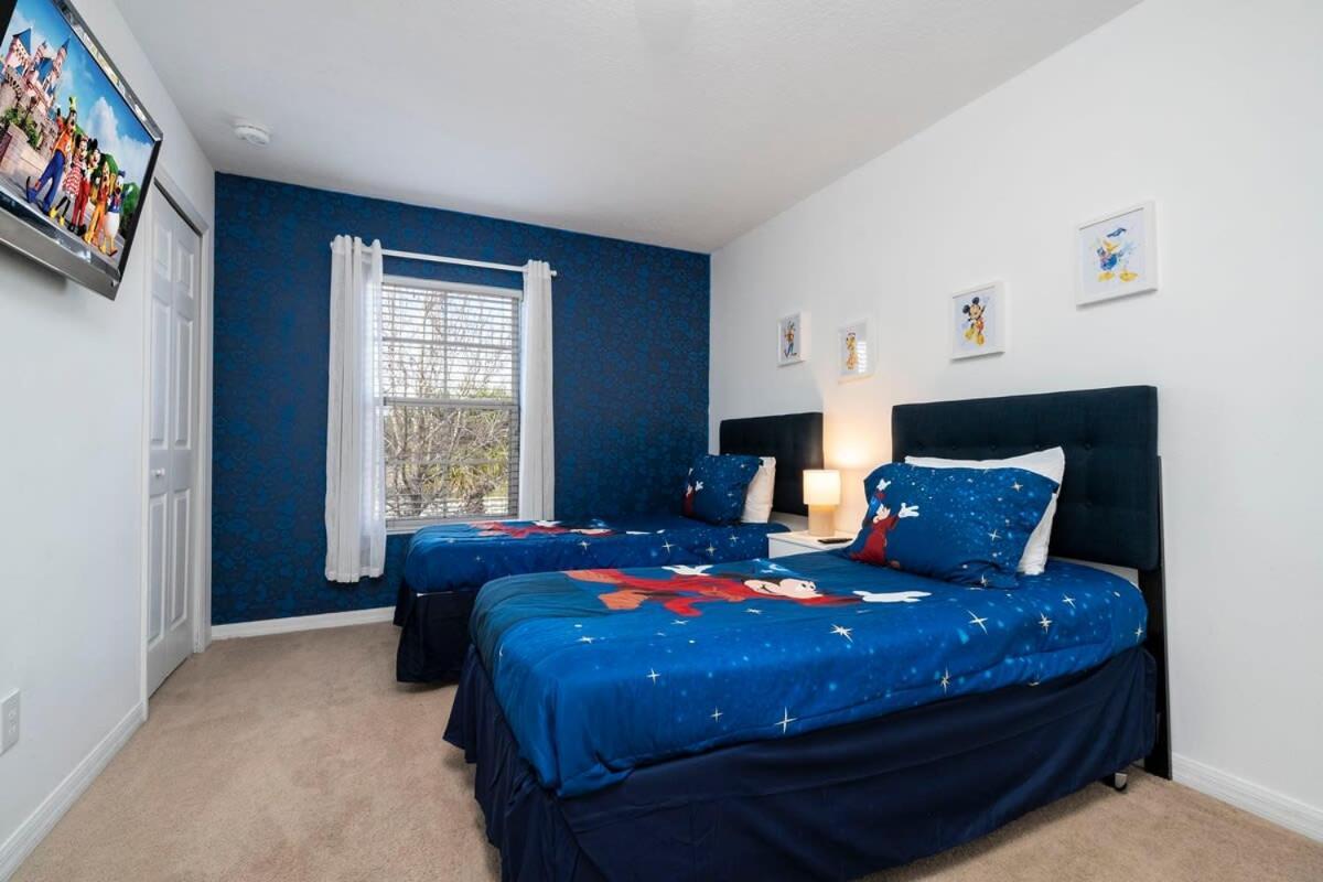Four Bedroom W/ Screened Pool Close To 4572 Holiday home *