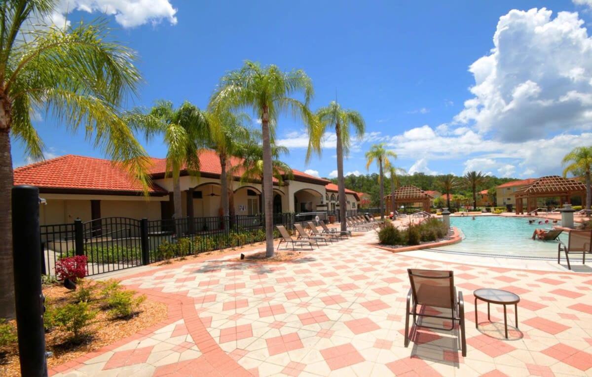 Four Bedroom W/ Screened Pool Close To 4572 Holiday home