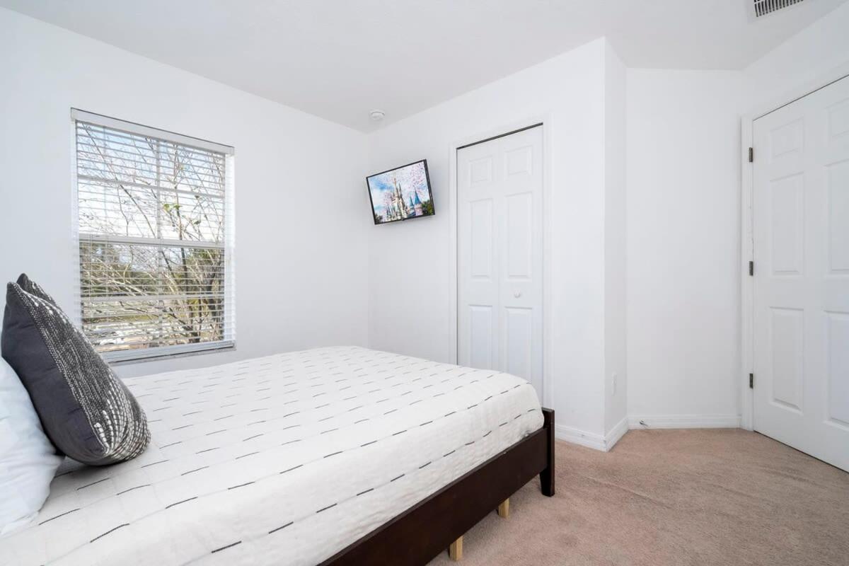 Four Bedroom W/ Screened Pool Close To 4572 Holiday home *