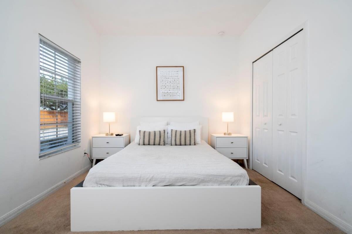 Four Bedroom W/ Screened Pool Close To 4572 Holiday home