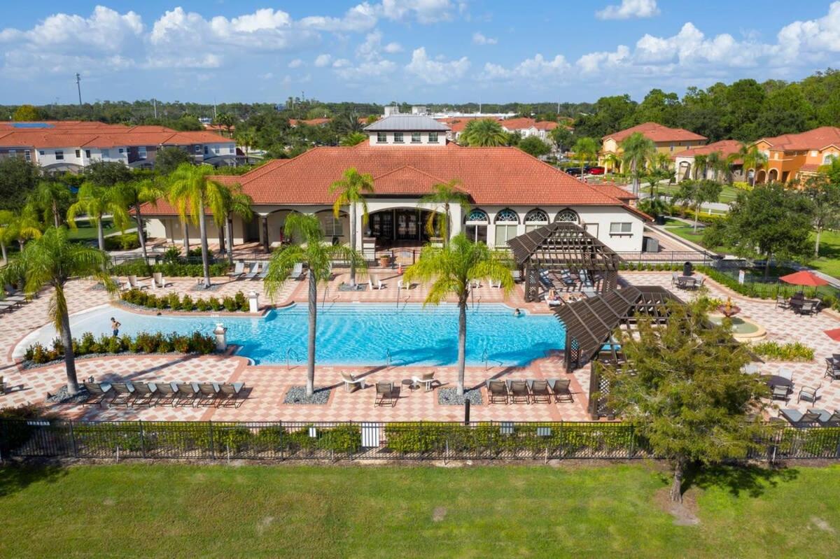 Four Bedroom W/ Screened Pool Close To 4572