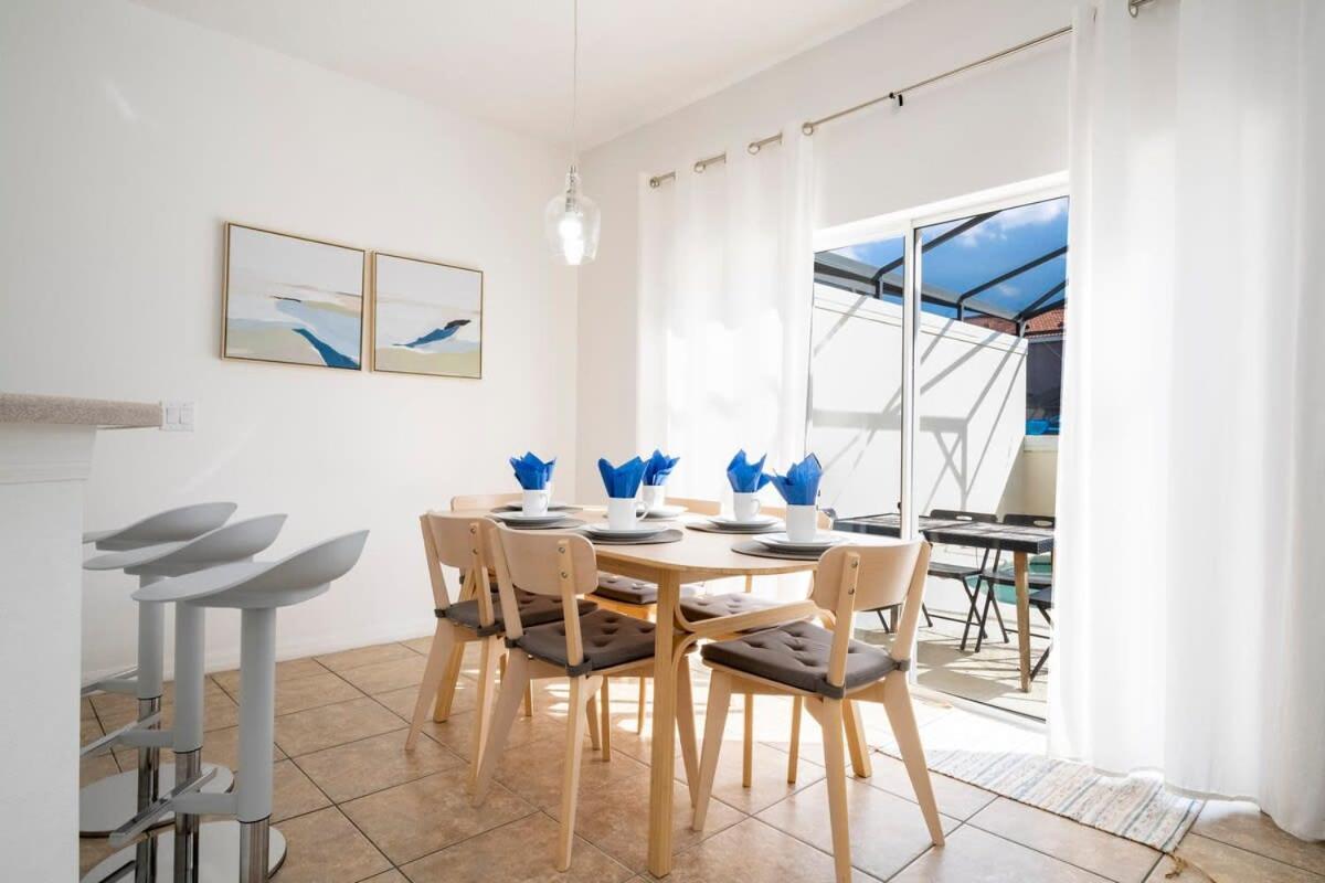 Four Bedroom W/ Screened Pool Close To 4572 Holiday home