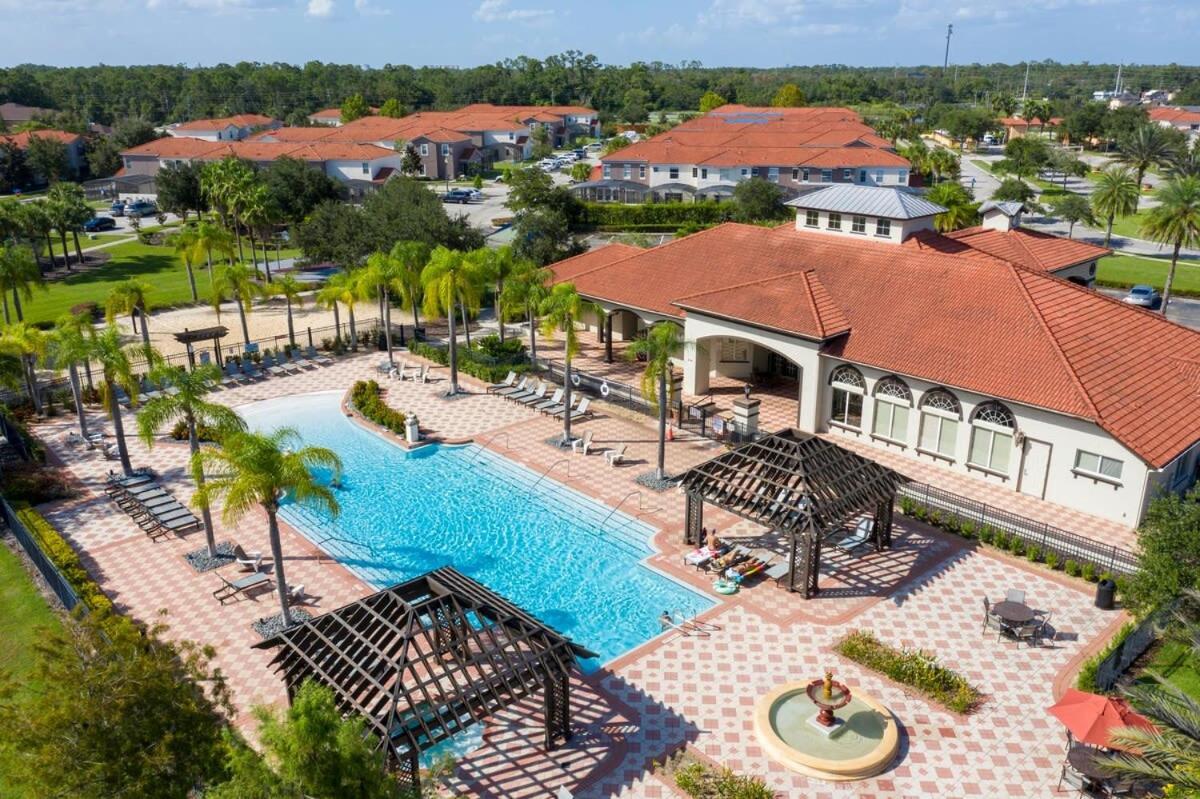 Four Bedroom W/ Screened Pool Close To 4572