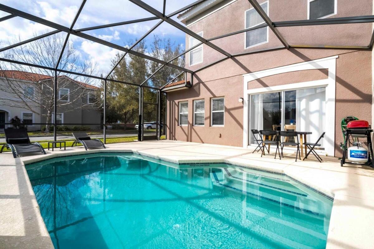 Four Bedroom W/ Screened Pool Close To 4572 Holiday home